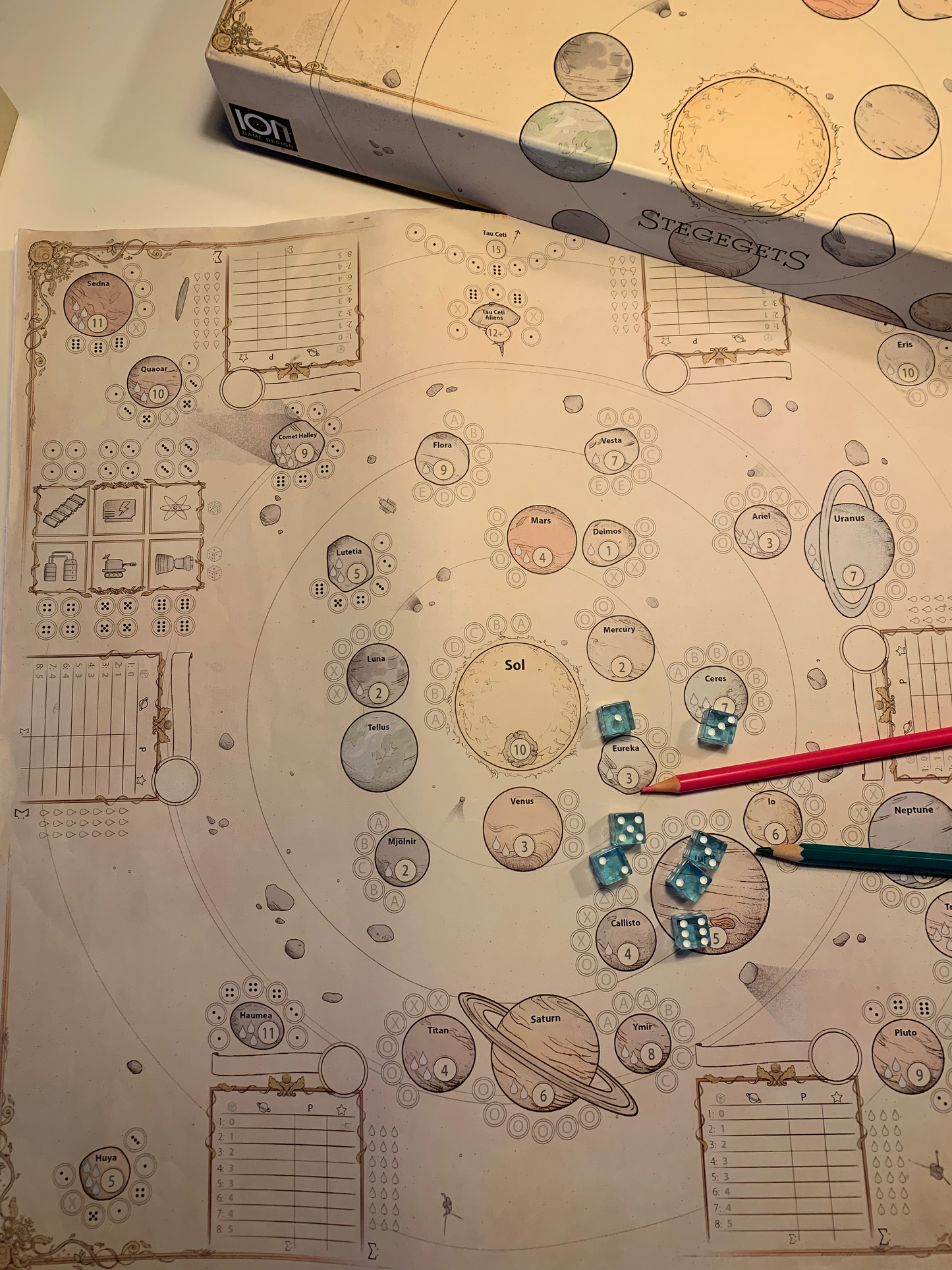 StegegetS board game - overhead view of game board and dice